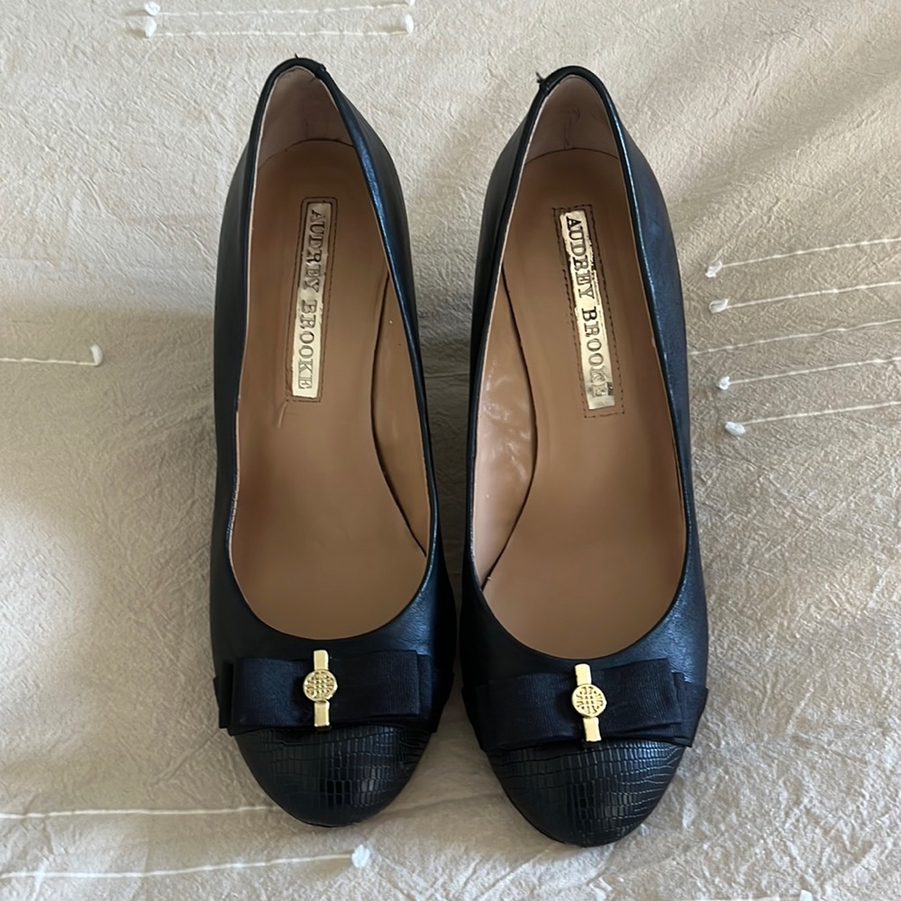 Black wedge shoes with bow, size 7.5